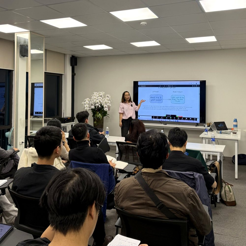 Mentor giảng về prompt trong một lớp workshop AI