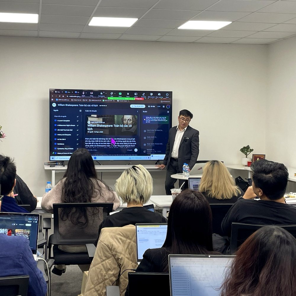 Mentor demo công cụ AI trên màn hình cho học viên