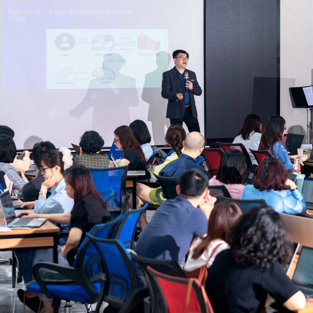 Anh Đinh Trần Tuấn Linh giảng dạy về AI trước một lớp học đông học viên