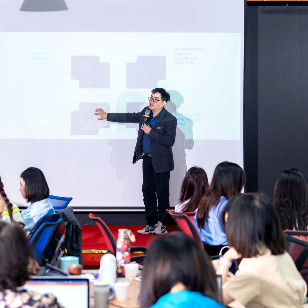 Mentor trình bày về ứng dụng AI trong công việc